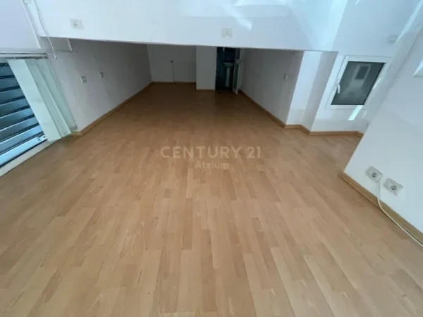 𝐓𝐢𝐫𝐚𝐧𝐞, 𝐣𝐞𝐩𝐞𝐭 𝐦𝐞 𝐪𝐞𝐫𝐚 𝐚𝐦𝐛𝐣𝐞𝐧𝐭 𝐛𝐢𝐳𝐧𝐞𝐬𝐢 𝐊𝐚𝐭𝐢 𝟎, 𝟓𝟎 𝐦² 𝟓𝟓𝟎 € (𝐒𝐡𝐤𝐨𝐥𝐥𝐚 𝐞 𝐊𝐮𝐪𝐞)