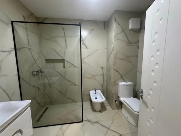 Tirane, shitet apartament 1+1+Ballkon Kati 4, 75 m² 165.000 € (Komuna e Parisit)