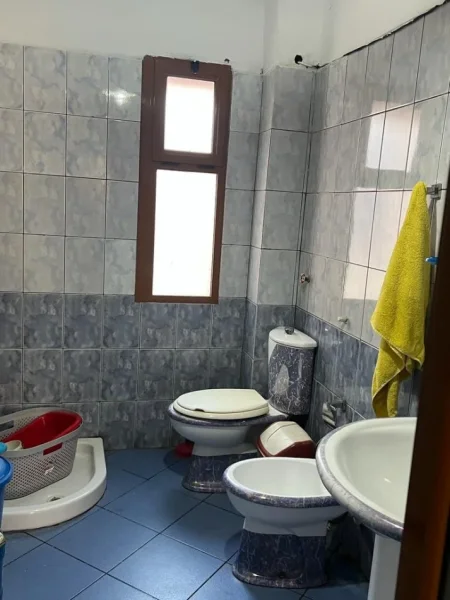 Tirane, jepet me qera apartament 3+1+Ballkon Kati 5, 90 m² (Hali Xhuzi)