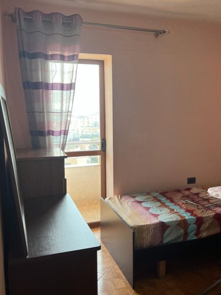 Tirane, jepet me qera apartament 3+1+Ballkon Kati 5, 90 m² (Hali Xhuzi)