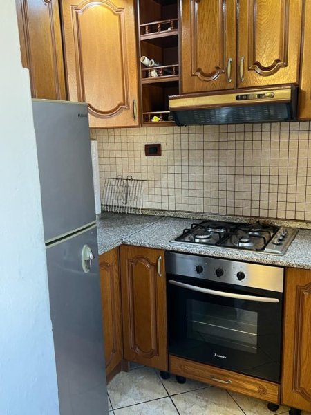 Tirane, jepet me qera apartament 3+1+Ballkon Kati 5, 90 m² (Hali Xhuzi)