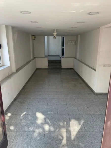 Tirane, jepet me qera dyqan Kati 0, 84 m² 550 € (Rr. Qemal Stafa)