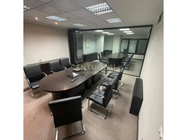 Tirane, jepet me qera ambjent biznesi Kati 0, 289 m² 9.300 € (RRUGA E KAVAJES)