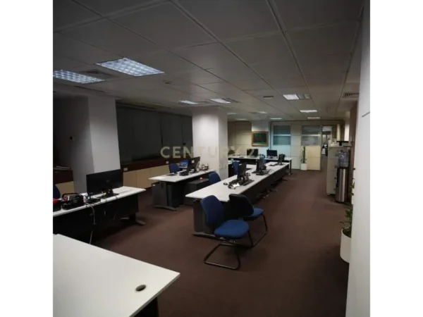 Tirane, jepet me qera ambjent biznesi Kati 0, 289 m² 9.300 € (RRUGA E KAVAJES)