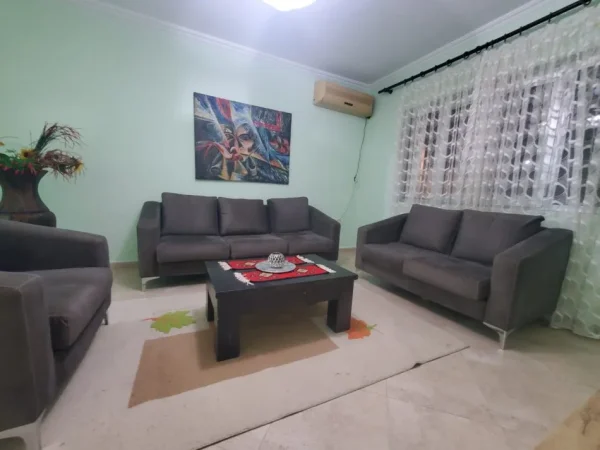 Tirane, jepet me qera apartament 1+1 Kati 1, 120 m² 500 € (Brryli)