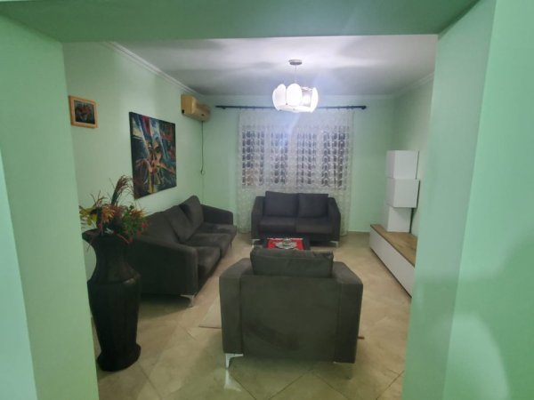 Tirane, jepet me qera apartament 1+1 Kati 1, 120 m² 500 € (Brryli)