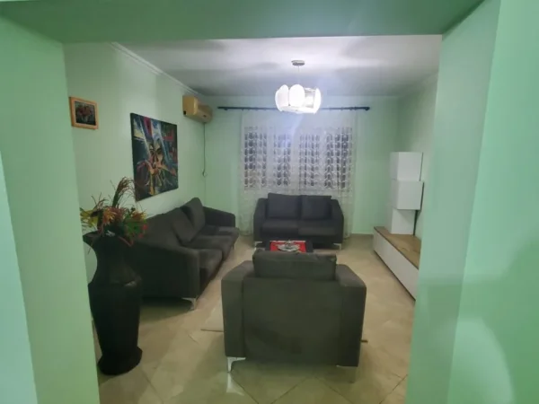 Tirane, jepet me qera apartament 1+1 Kati 1, 120 m² 500 € (Brryli)