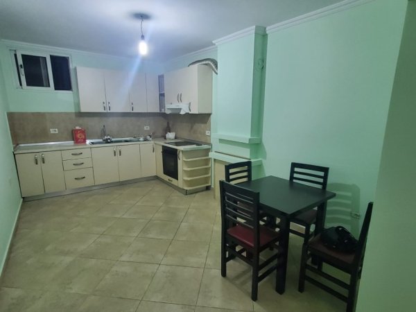 Tirane, jepet me qera apartament 1+1 Kati 1, 120 m² 500 € (Brryli)