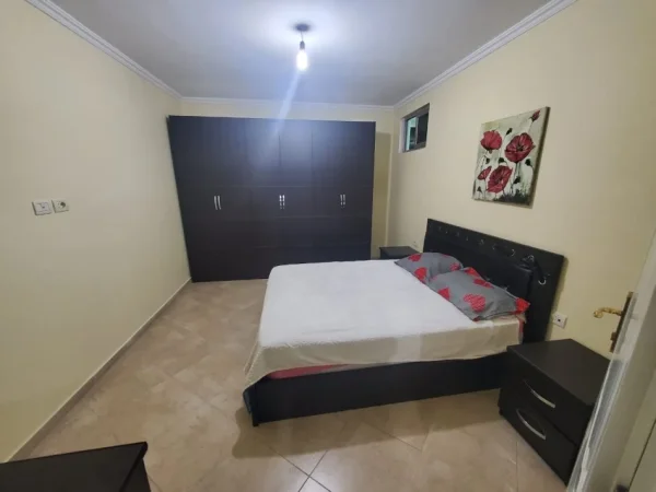 Tirane, jepet me qera apartament 1+1 Kati 1, 120 m² 500 € (Brryli)