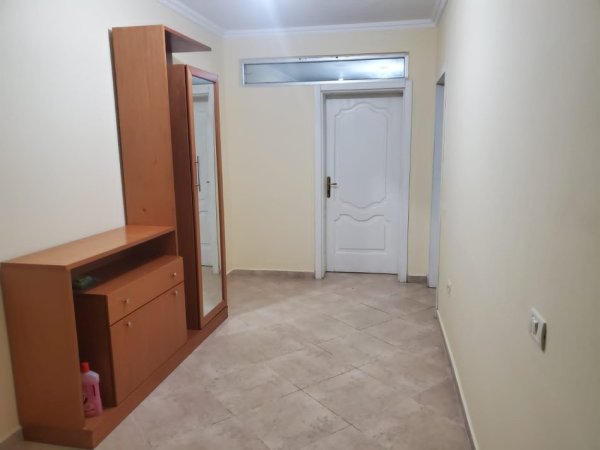 Tirane, jepet me qera apartament 1+1 Kati 1, 120 m² 500 € (Brryli)