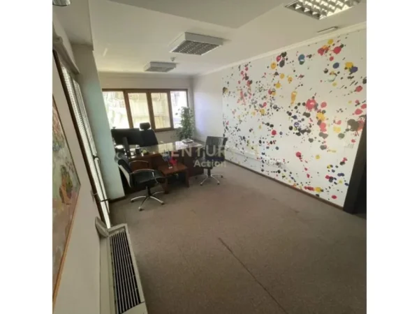 Tirane, jepet me qera ambjent biznesi Kati 2, 856 m² 12.000 € (RRUGA E KAVAJES)
