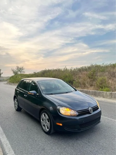 Tirane, shes makine Volkswagen Golf 6 Benzin, gri e erret automatik Kondicioner 204.000 km 6.300 €