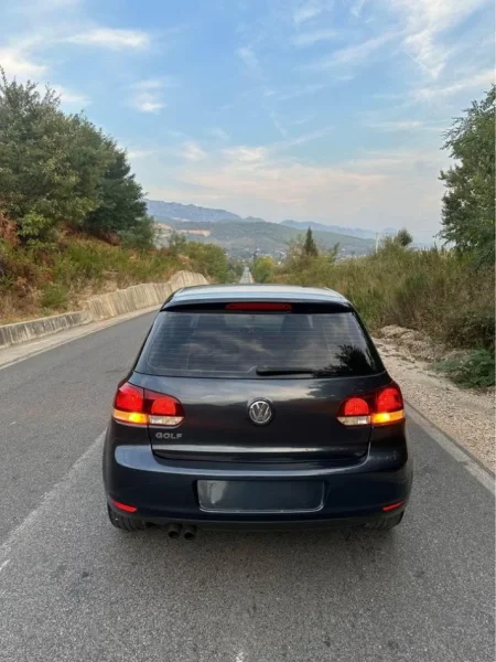 Tirane, shes makine Volkswagen Golf 6 Benzin, gri e erret automatik Kondicioner 204.000 km 6.300 €