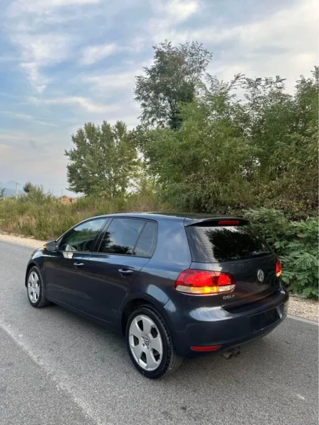 Tirane, shes makine Volkswagen Golf 6 Benzin, gri e erret automatik Kondicioner 204.000 km 6.300 €