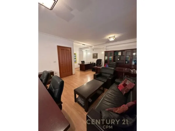 Tirane, jepet me qera ambjent biznesi Kati 0, 1.260 m² 8.000 € (MINE PEZA)