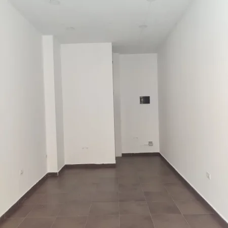 Tirane, jepet me qera ambjent biznesi Kati 0, 37 m² 500 € (STADIUMI DINAMO)
