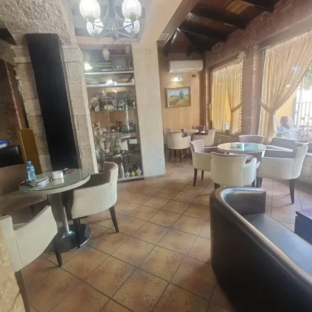 Tirane, jepet me qera lokal Kati 0, 200 m² 2.000 € (21 DHJETORI)