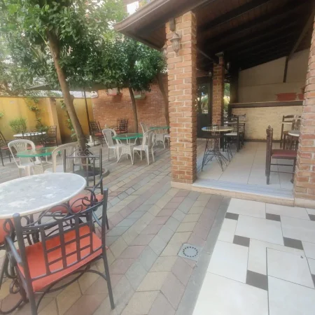 Tirane, jepet me qera lokal Kati 0, 200 m² 2.000 € (21 DHJETORI)