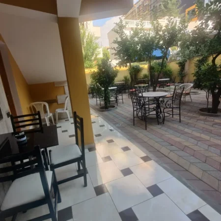 Tirane, jepet me qera lokal Kati 0, 200 m² 2.000 € (21 DHJETORI)