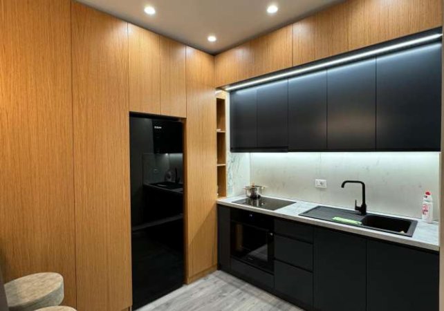 Tirane, jepet me qera apartament 1+1 Kati 4, 75 m² 900 € (Komuna e Parisit)