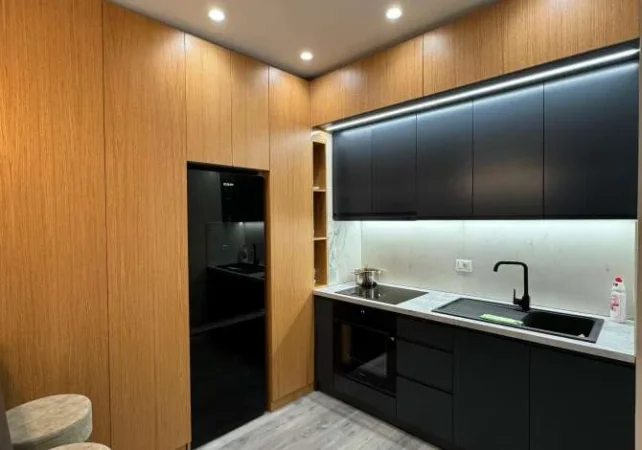 Tirane, jepet me qera apartament 1+1 Kati 4, 75 m² 900 € (Komuna e Parisit)
