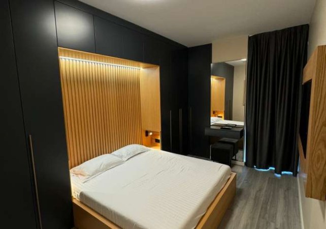 Tirane, jepet me qera apartament 1+1 Kati 4, 75 m² 900 € (Komuna e Parisit)