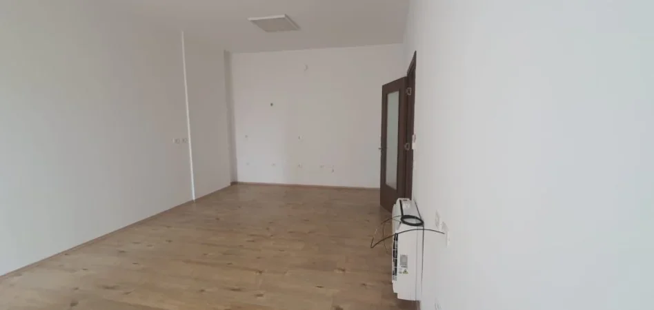 Tirane, jepet me qera ambjent biznesi Kati 3, 90 m² 700 € (Rruga Sali Butka)