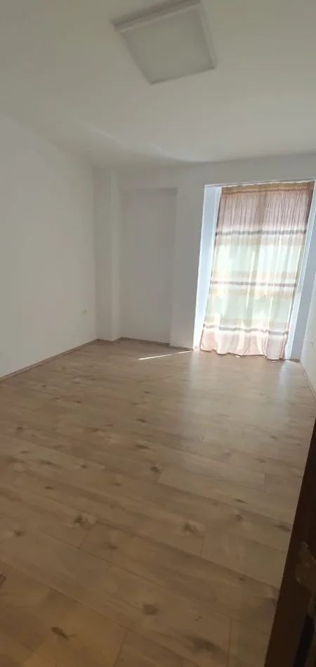 Tirane, jepet me qera ambjent biznesi Kati 3, 90 m² 700 € (Rruga Sali Butka)