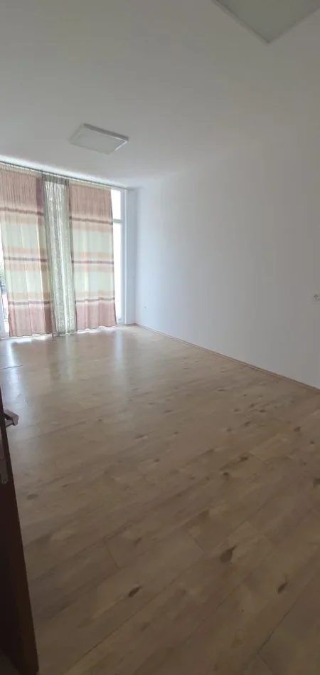 Tirane, jepet me qera ambjent biznesi Kati 3, 90 m² 700 € (Rruga Sali Butka)
