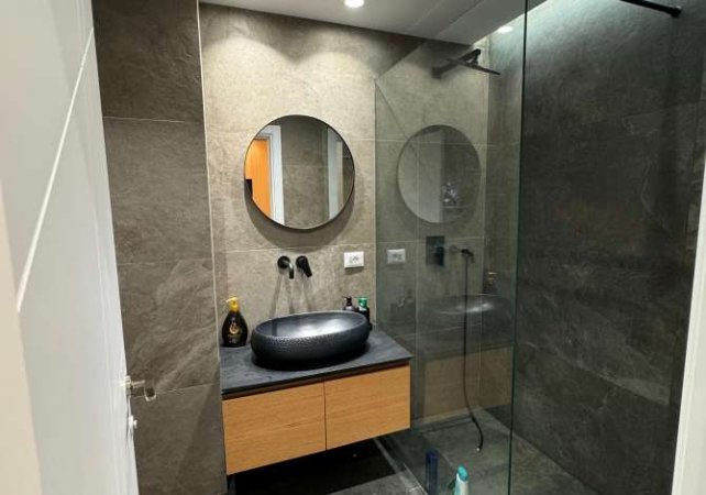 Tirane, jepet me qera apartament 1+1 Kati 4, 75 m² 900 € (Komuna e Parisit)