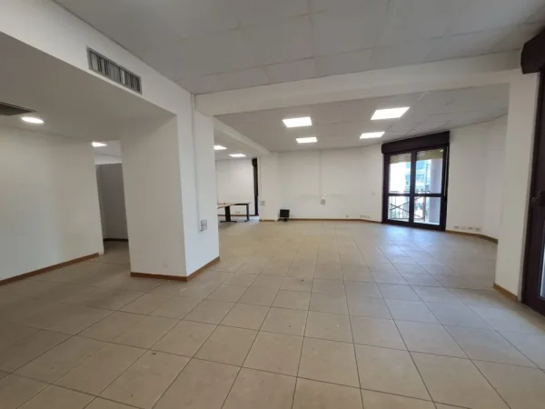 Tirane, jepet me qera ambjent biznesi , 135 m² 1.700 € (qender)