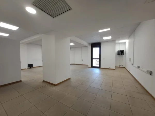Tirane, jepet me qera ambjent biznesi , 135 m² 1.700 € (qender)