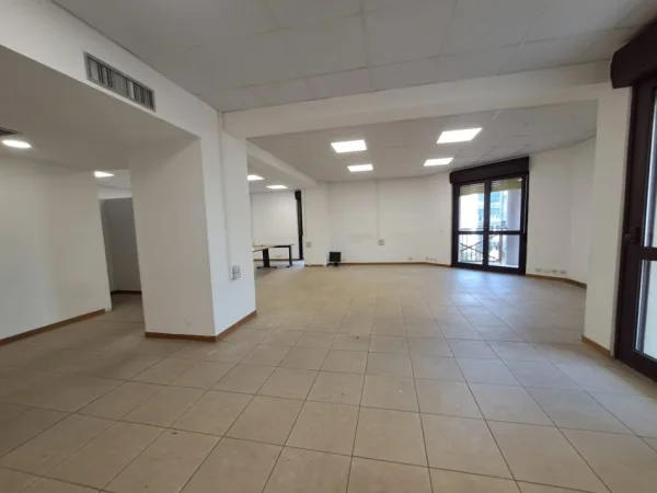 Tirane, jepet me qera ambjent biznesi , 135 m² 1.700 € (qender)