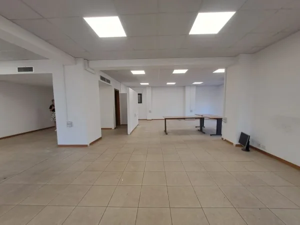 Tirane, jepet me qera ambjent biznesi , 135 m² 1.700 € (qender)