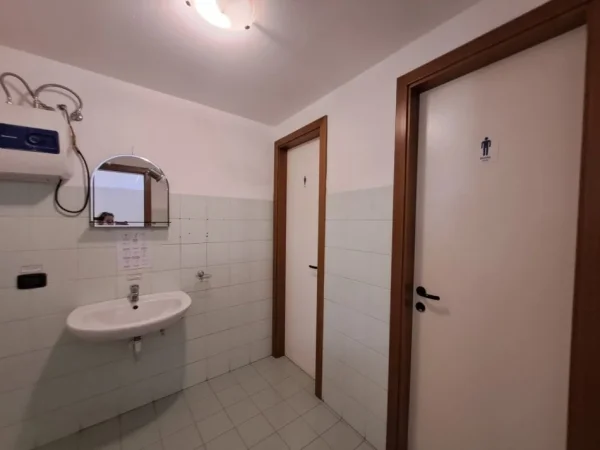 Tirane, jepet me qera ambjent biznesi , 135 m² 1.700 € (qender)
