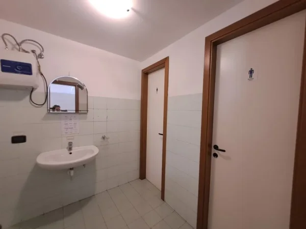 Tirane, jepet me qera ambjent biznesi , 135 m² 1.700 € (qender)