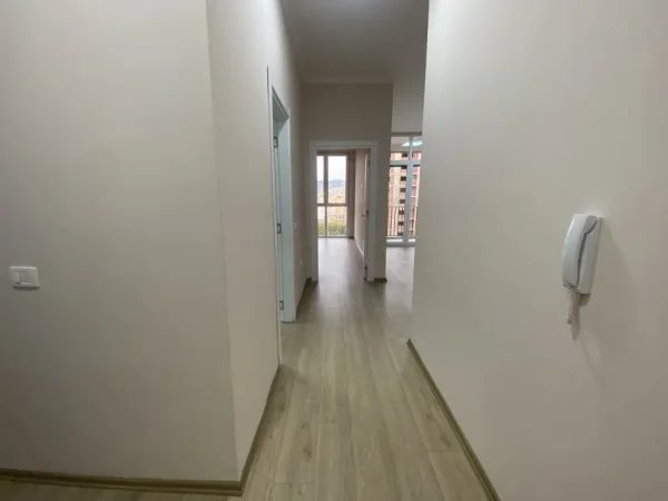 Tirane, jepet me qera apartament 1+1+Ballkon Kati 7, 55 m² 450 € (Sali Butka)