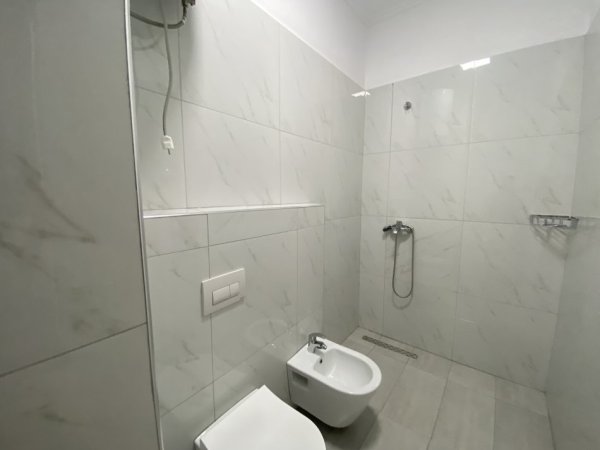 Tirane, jepet me qera apartament 1+1+Ballkon Kati 7, 55 m² 450 € (Sali Butka)