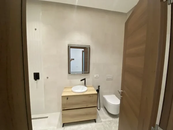 Tirane, jepet me qera 2+1+Ballkon Kati 3, 95 m² 700 € (Sali Butka)