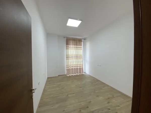Tirane, jepet me qera 2+1+Ballkon Kati 3, 95 m² 700 € (Sali Butka)