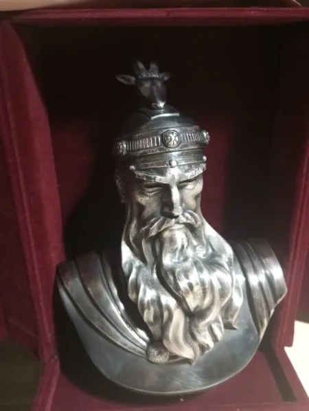 Tirane, shes Statuje e Skenderbeut 100 €