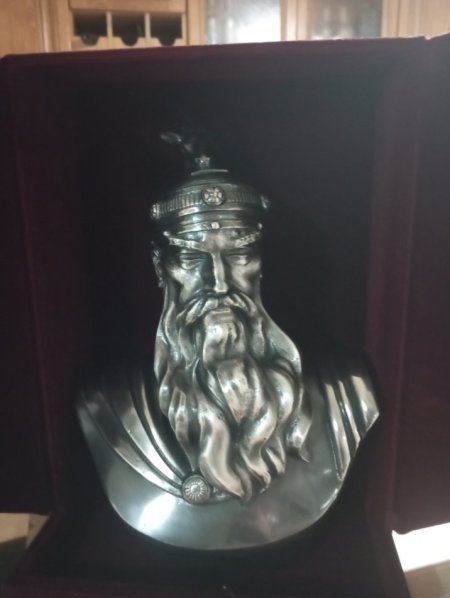 Tirane, shes Statuje e Skenderbeut 100 €