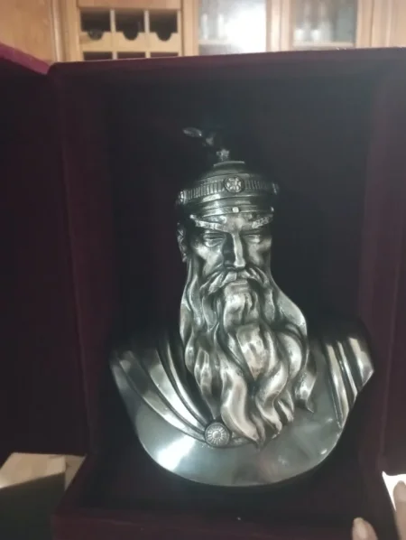 Tirane, shes Statuje e Skenderbeut 100 €