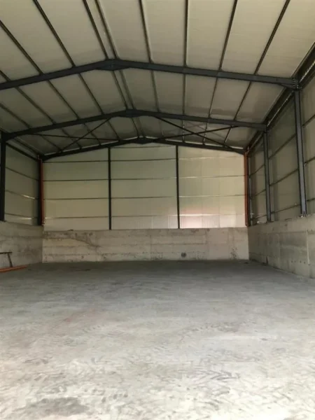 Tirane, jepet me qera Kati 0, 300 m² 1.500 € (Yrshek)