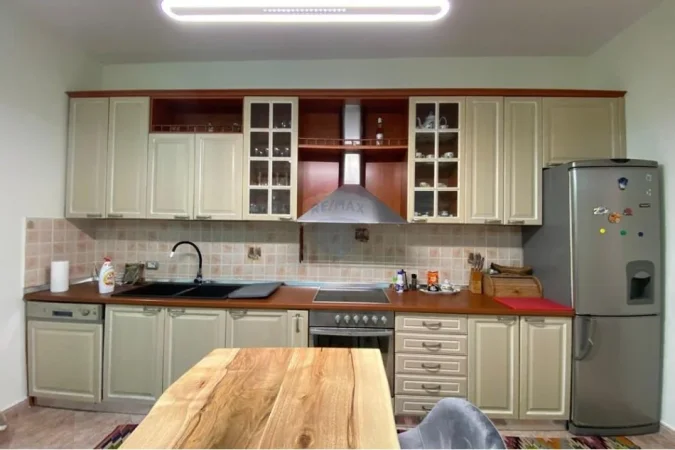 Tirane, jap me qera apartament 3+1 , 95 m² 850 € (Vasil Shanto!)