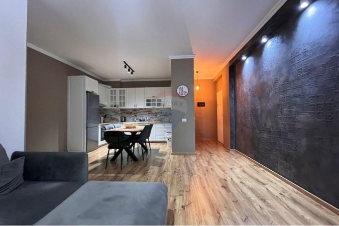 Tirane, jepet me qera apartament 2+1 , 108 m² 800 € (Kopshti Botanik)