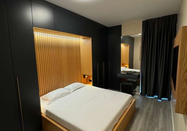 Tirane, jepet me qera apartament 1+1+Ballkon Kati 4, 75 m² 900 € (Komuna e Parisit)