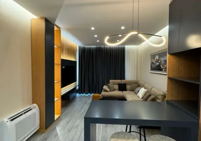 Tirane, jepet me qera apartament 1+1+Ballkon Kati 4, 75 m² 900 € (Komuna e Parisit)
