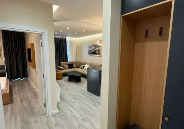 Tirane, jepet me qera apartament 1+1+Ballkon Kati 4, 75 m² 900 € (Komuna e Parisit)