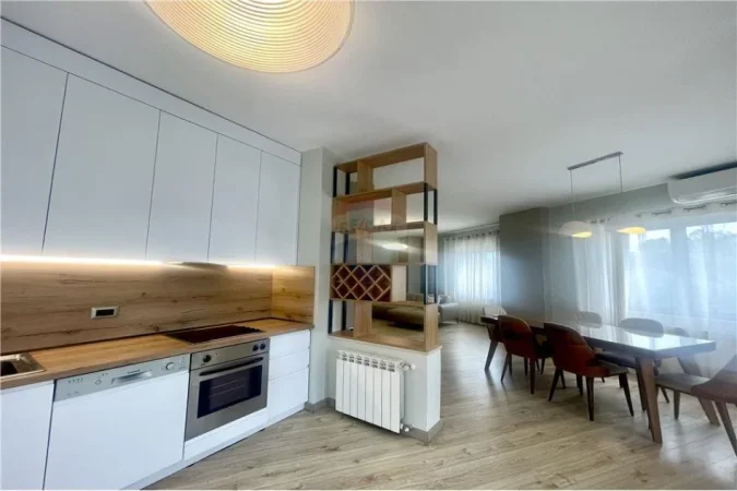 Tirane, jepet me qera apartament 3+1+Ballkon Kati 5, 180 m² 2.300 € (Prane Nobis)